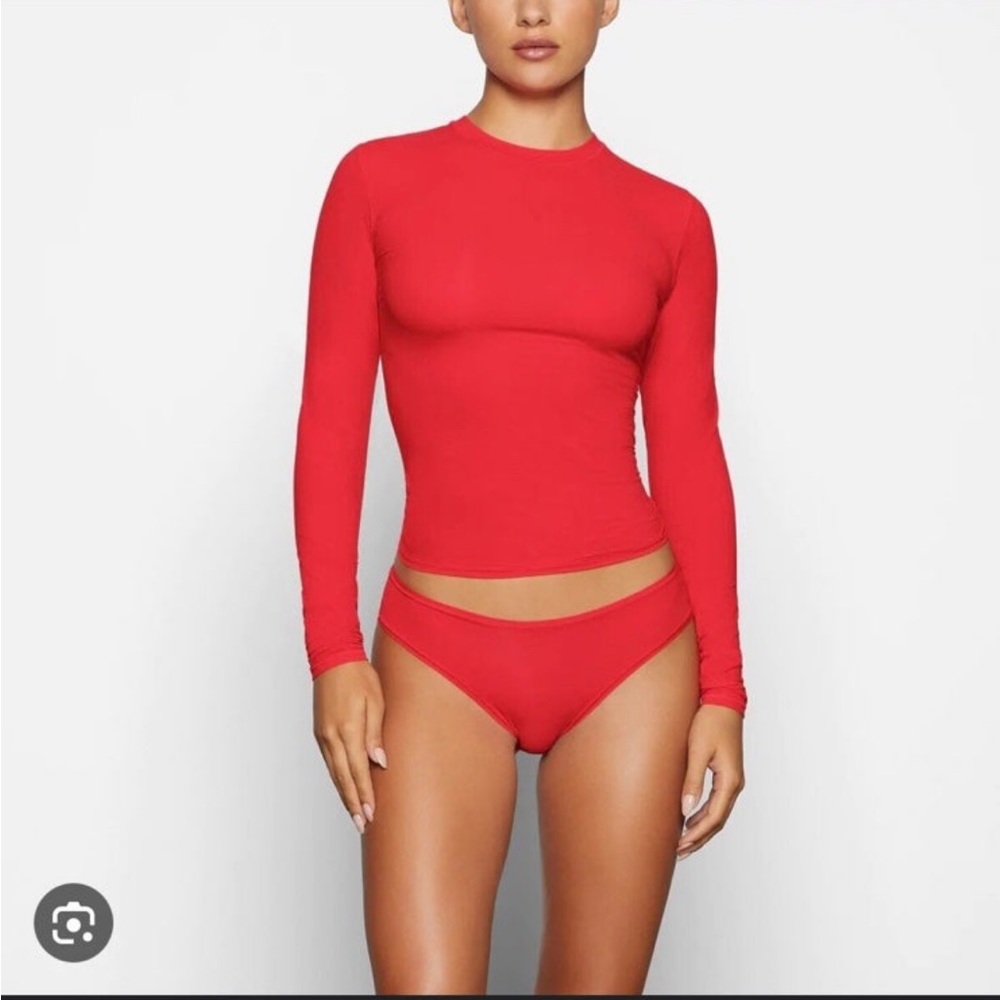 Skims red long sleeve fits everybody tee